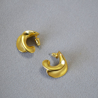 Romantic Gold Earring for Special Moments