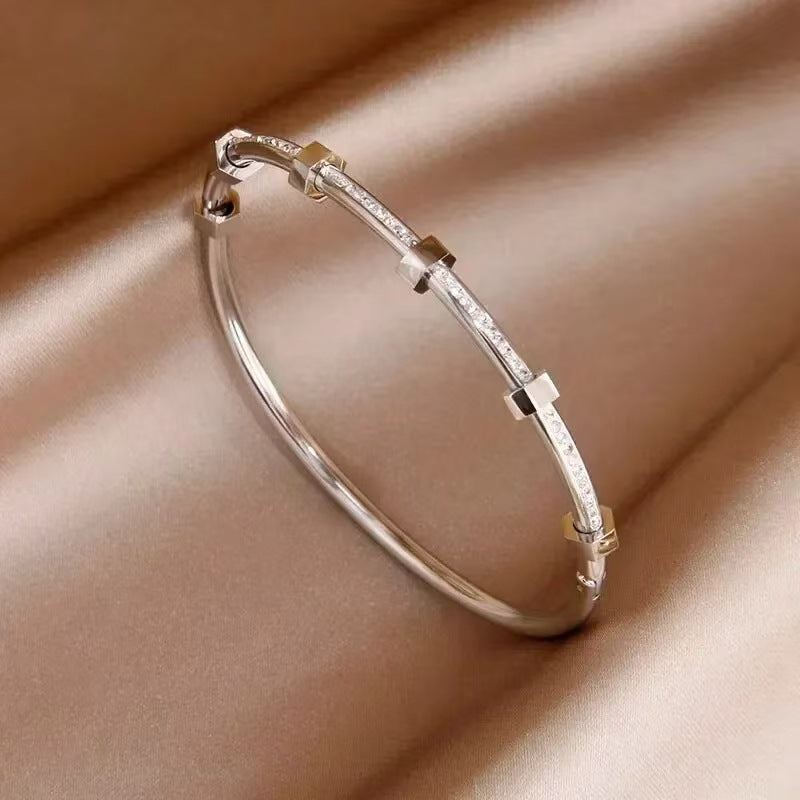Beautiful Gold Bracelet with Unique Style
