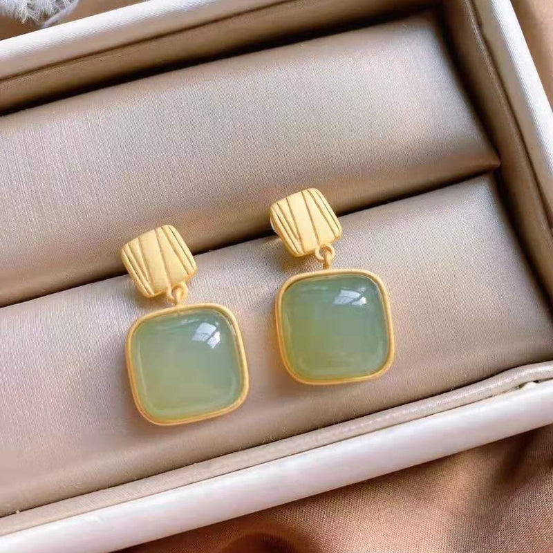 Classic Gold Earring with Timeless Appeal