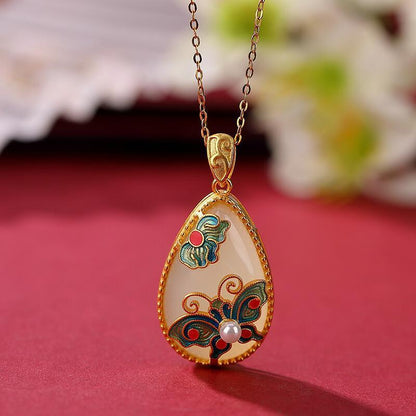 Classic Gold Pendant with Timeless Appeal