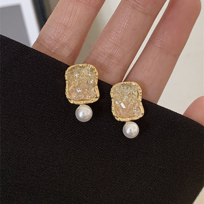 Classic Pearl Earring with Timeless Appeal