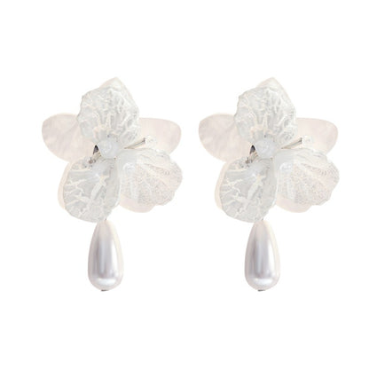 Classic Pearl Earring with Timeless Appeal