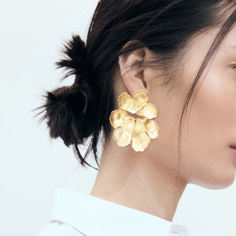 Romantic Gold Earring for Special Moments