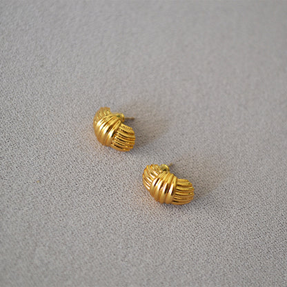 Romantic Gold Earring for Special Moments