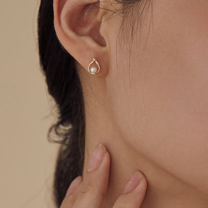 Classic Pearl Earring with Timeless Appeal