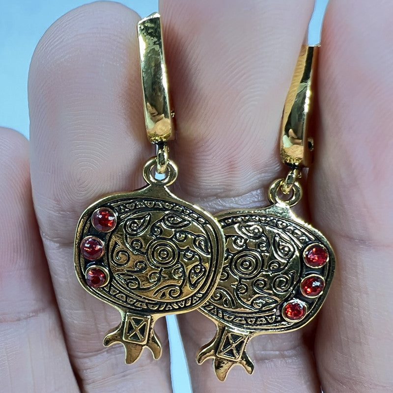 Classic Gold Earring with Timeless Appeal