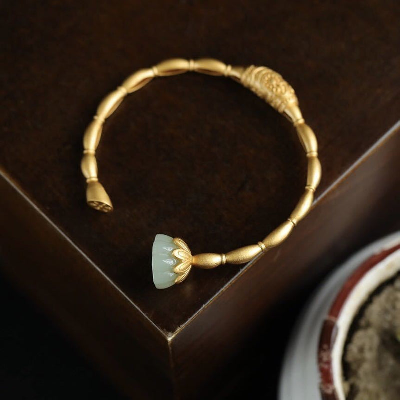 Romantic Gold Bracelet for Special Moments