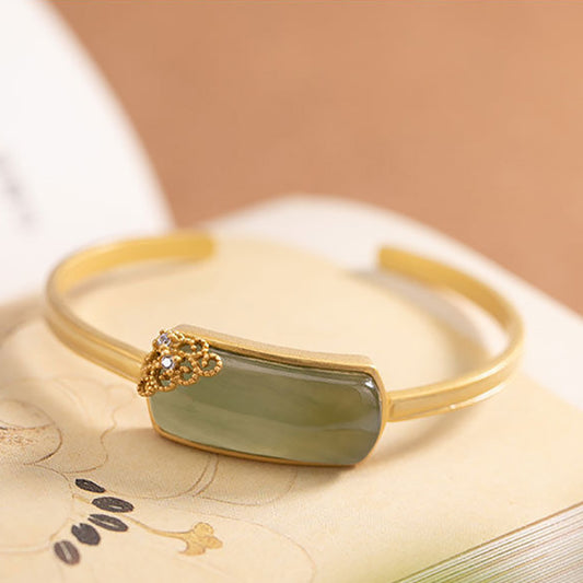 Romantic Gold Bracelet for Special Moments