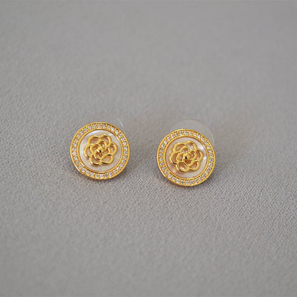 Classic Gold Earring with Timeless Appeal