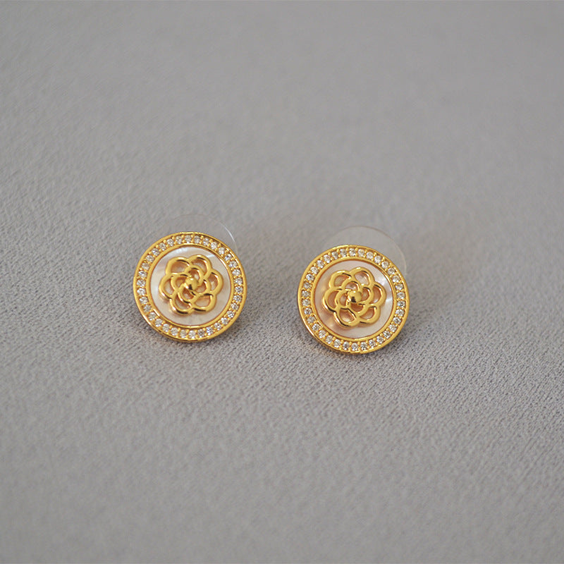 Classic Gold Earring with Timeless Appeal