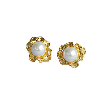 Classic Gold Earring with Timeless Appeal