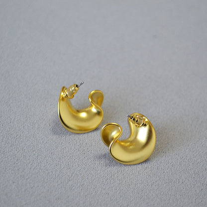 Romantic Gold Earring for Special Moments