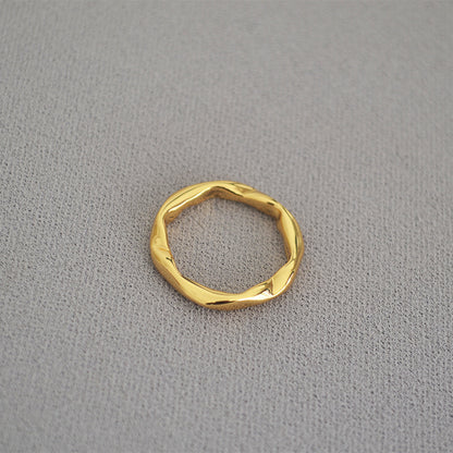 Classic Gold Ring with Timeless Appeal