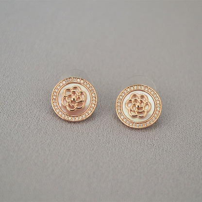 Classic Gold Earring with Timeless Appeal
