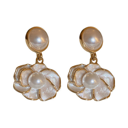 Classic Pearl Earring with Timeless Appeal