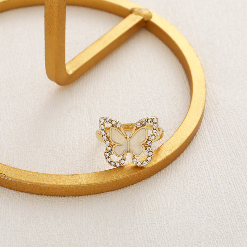 Classic Gold Ring with Timeless Appeal