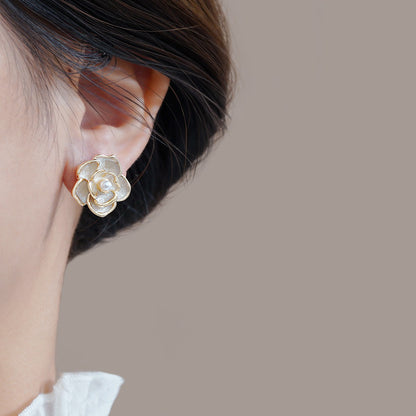 Classic Pearl Earring with Timeless Appeal