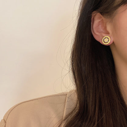 Classic Pearl Earring with Timeless Appeal