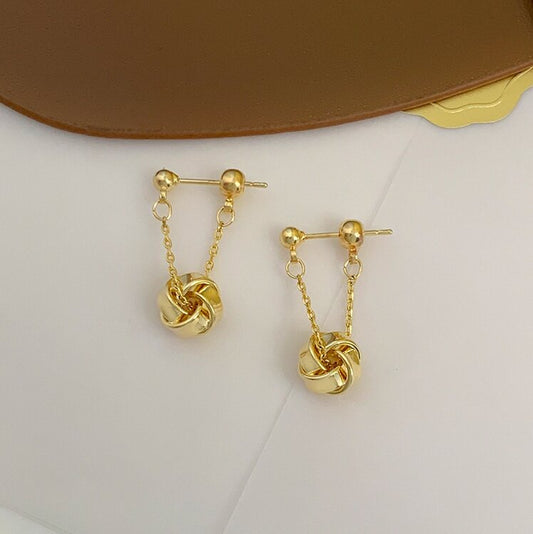 Charming Gold Earring for Any Occasion