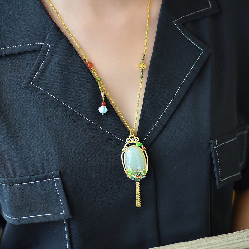 Beautiful Gold Necklace with Unique Style
