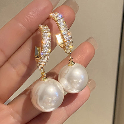 Classic Gold Earring with Timeless Appeal