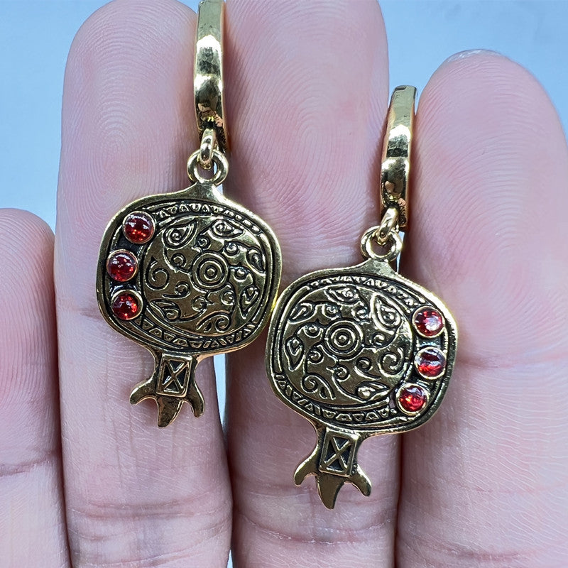 Classic Gold Earring with Timeless Appeal