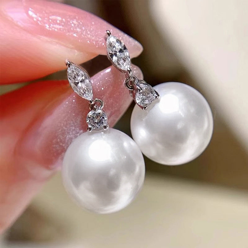 Charming Pearl Piece for Any Occasion