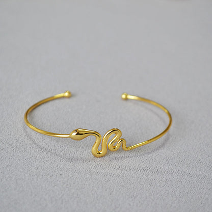 Romantic Gold Bracelet for Special Moments