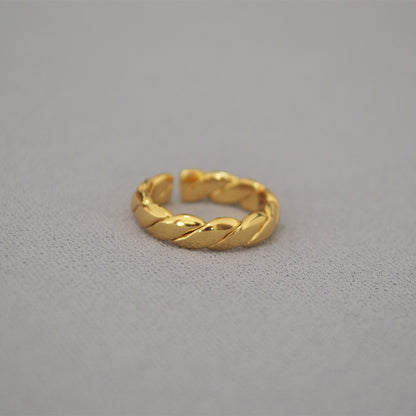 Romantic Gold Ring for Special Moments