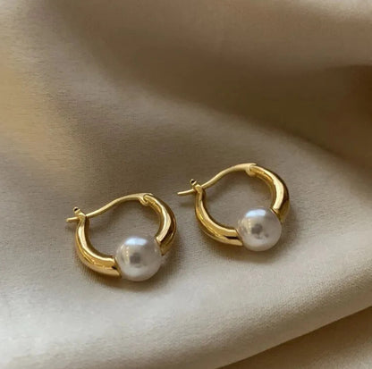 Charming Gold Earring for Any Occasion