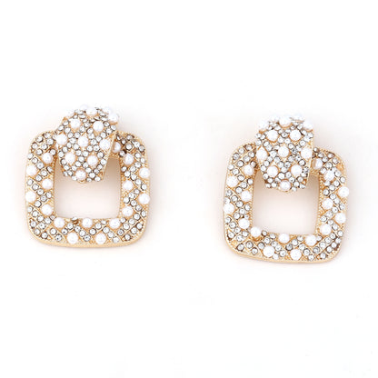 Classic Pearl Earring with Timeless Appeal