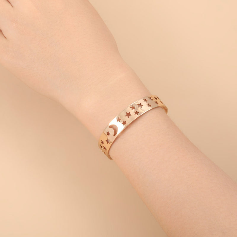 Romantic Gold Bracelet for Special Moments