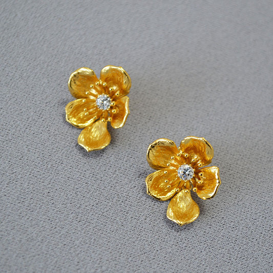 Charming Gold Earring for Any Occasion