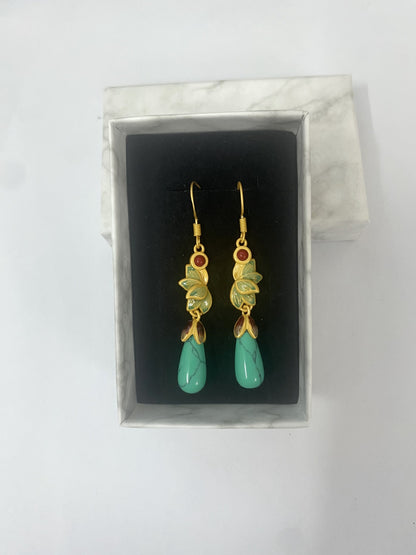 Classic Gold Earring with Timeless Appeal