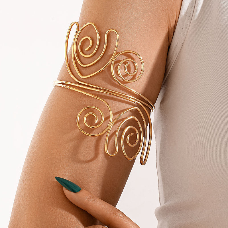 Romantic Gold Bracelet for Special Moments