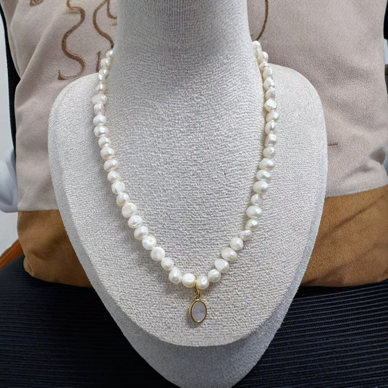 Classic Pearl Pendant with Timeless Appeal