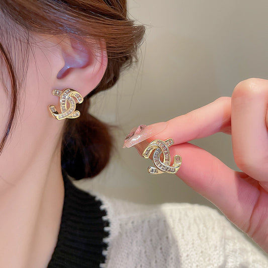 Charming Gold Earring for Any Occasion