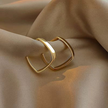 Elegant Gold Earring for Every Occasion