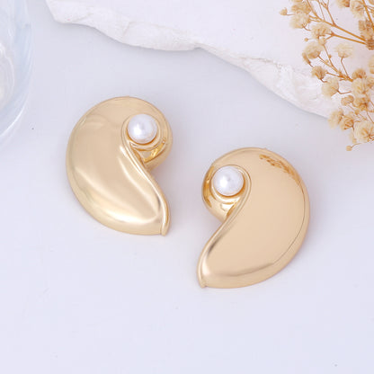 Classic Pearl Earring with Timeless Appeal