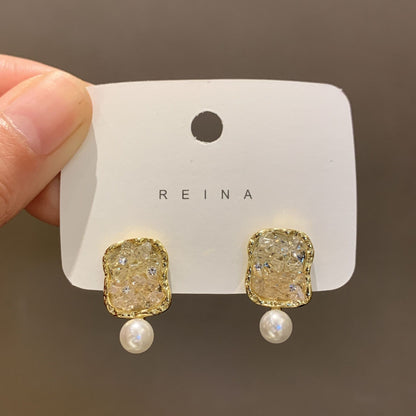 Classic Pearl Earring with Timeless Appeal
