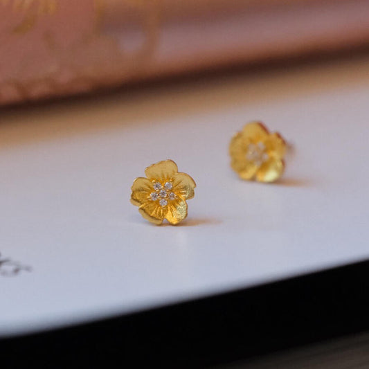 Classic Gold Earring with Timeless Appeal