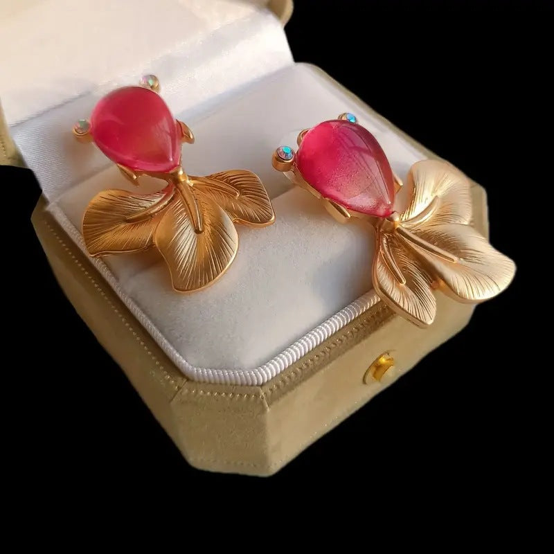Classic Gold Earring with Timeless Appeal