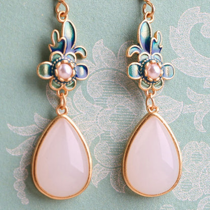 Charming Gold Earring for Any Occasion