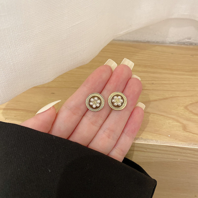 Classic Pearl Earring with Timeless Appeal