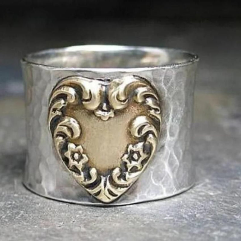 Classic Silver Ring with Timeless Appeal