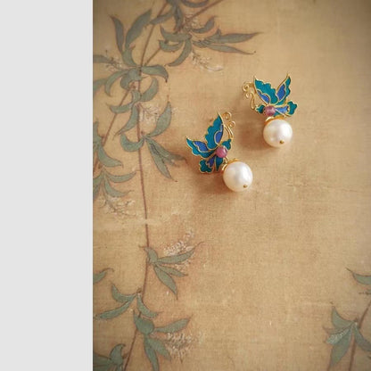 Classic Pearl Earring with Timeless Appeal
