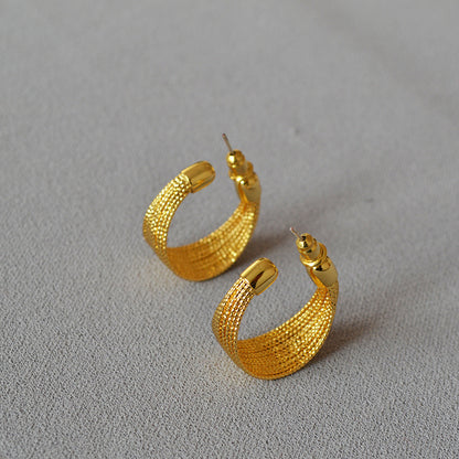 Romantic Gold Earring for Special Moments