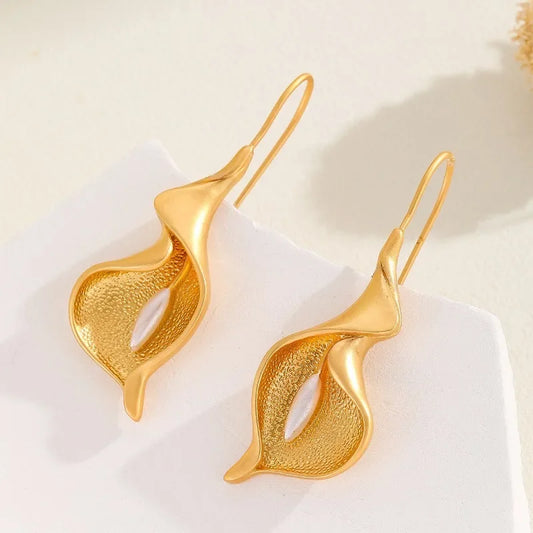 Charming Gold Earring for Any Occasion