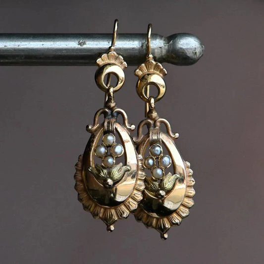 Classic Gold Earring with Timeless Appeal