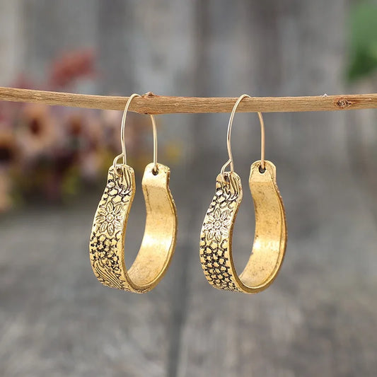 Charming Gold Earring for Any Occasion